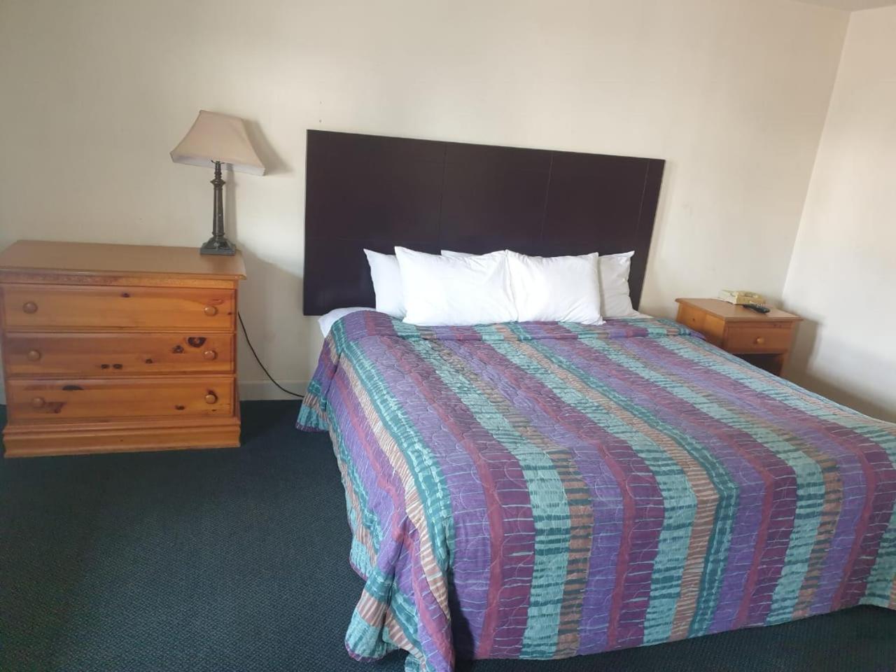 Town & Country Inn Сіконк Екстер'єр фото